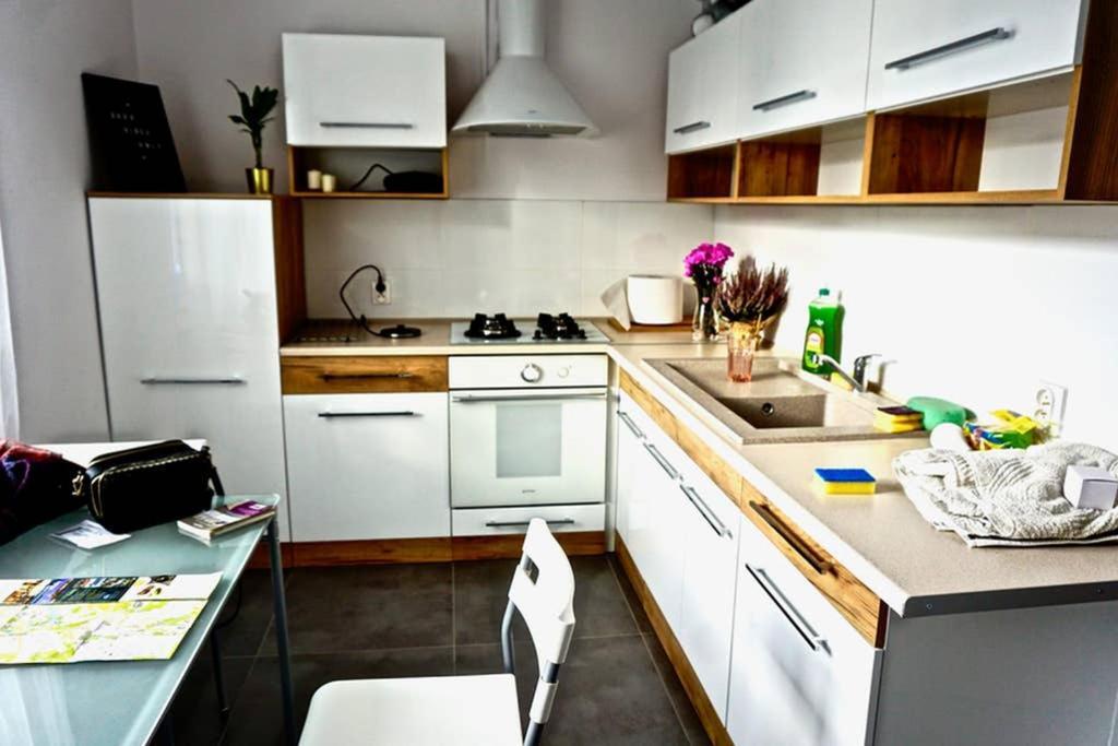 Sunshine Parkside Hideaway - 3 Bedroom - By Upstairs Краков Экстерьер фото
